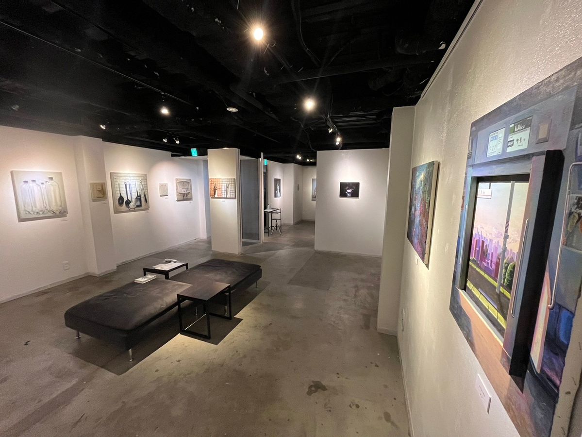入口側から見た展示室。中央にベンチ、壁沿いに作品