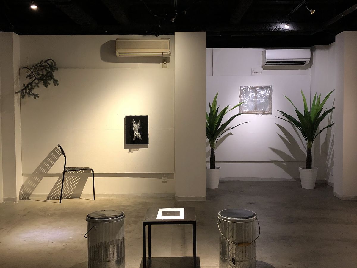 白い壁に作品を少しだけ掛けた展示